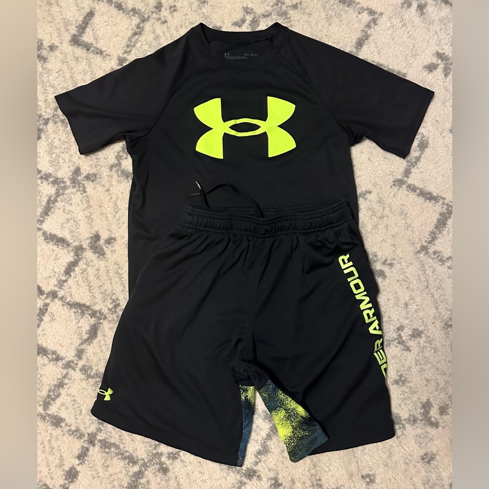 Boys Under Armour short set, size Youth Large.